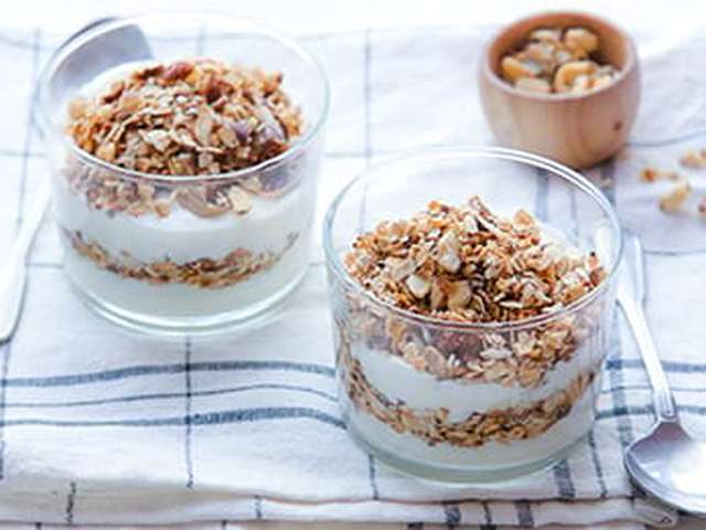 Foto Yoghurt met gedroogd fruit, noten en geroosterde havermout