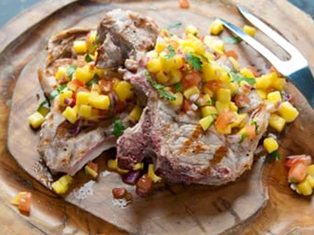 Foto Karbonade met mangosalsa, witlof en aardappelen
