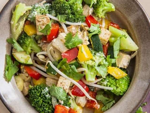 Foto Geroerbakte tandooritofu met groente