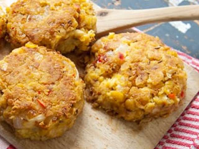 Foto Kikkererwtenburgers met couscous en broccoli