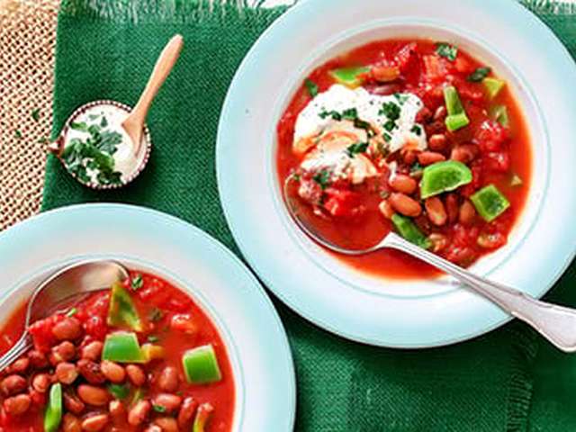 Foto Bruine bonenchili met kruidentopping