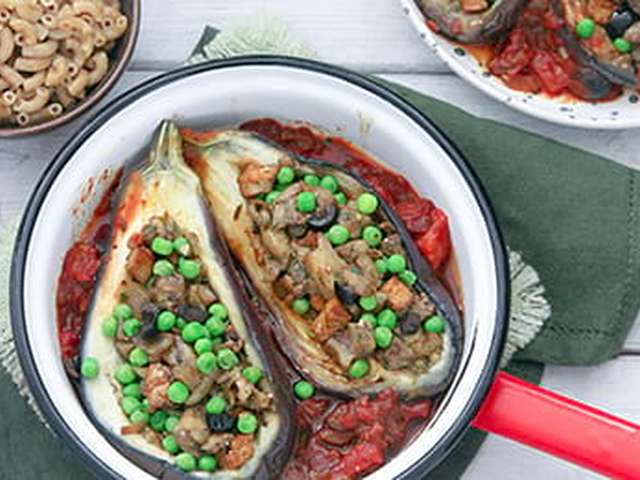 Foto Gevulde aubergines met tomatensaus en macaroni