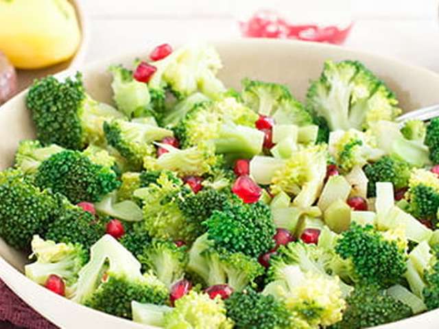 Foto Broccolisalade met granaatappelpitjes en tartaar