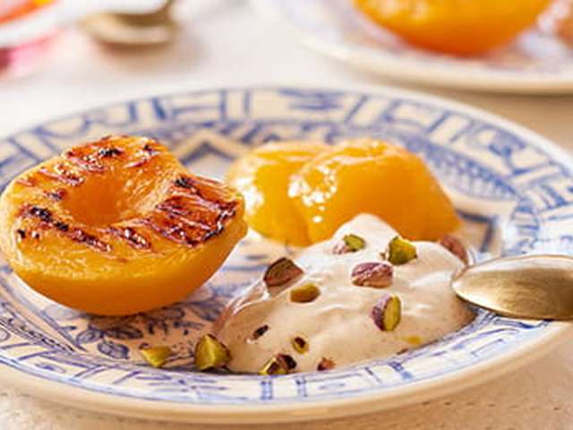 Foto Gegrilde perzik en abrikoos met rozenyoghurt