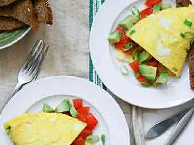 Foto Omelet met tomaten-avocadosalsa