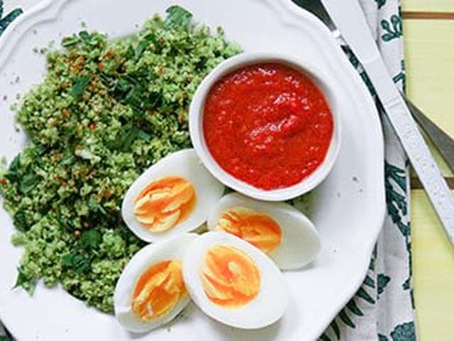 Foto Broccolicouscous met tomatensaus en eieren