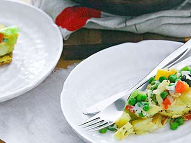 Foto Aardappelomelet met doperwtjes en paprika