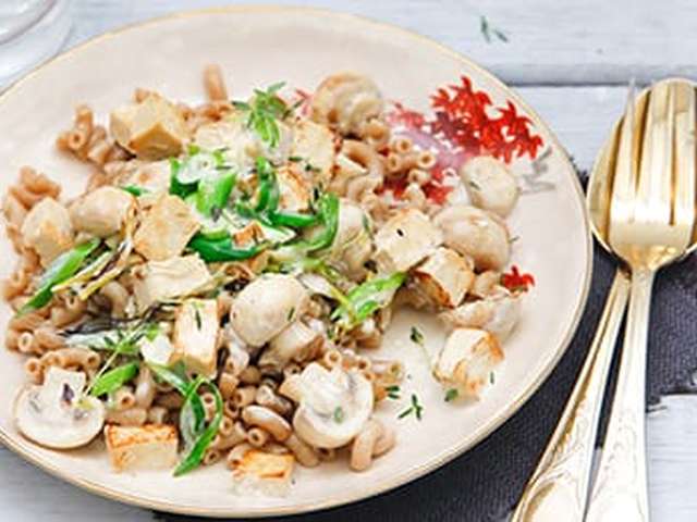 Foto Macaroni met romige champignons en noten