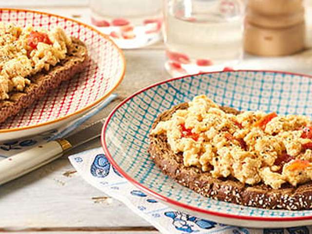 Foto Roerei met tomaat op toast