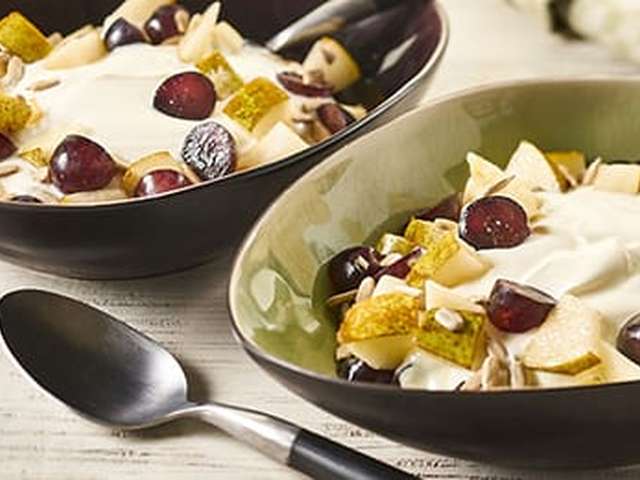 Foto Yoghurt met peer en blauwe druiven