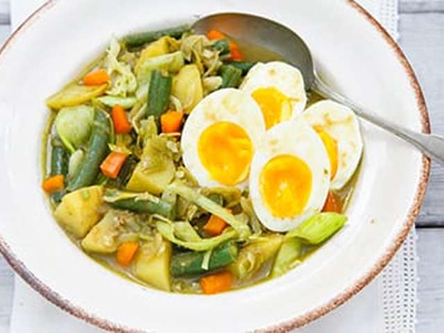 Foto Curry van gemengde groente, aardappelen en ei