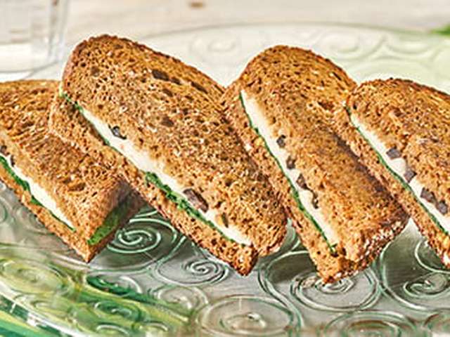 Foto Mozzarella tosti met spinazie en olijven