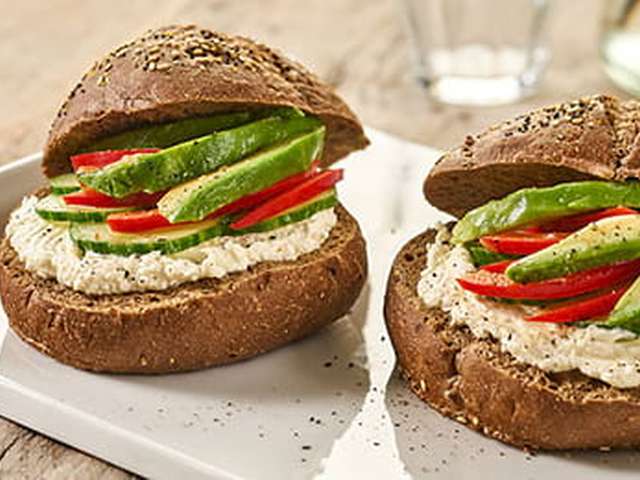 Foto Broodje met avocado en paprikareepjes