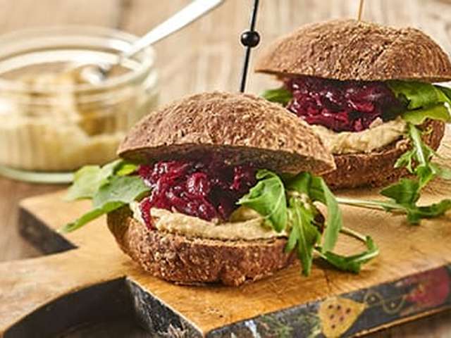 Foto Broodje hummus met rode bietjes en rucola