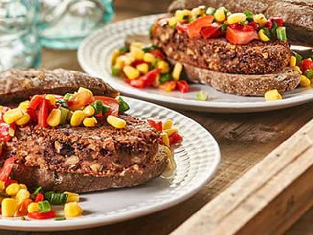 Foto Zwarte bonenburger met maïssalade