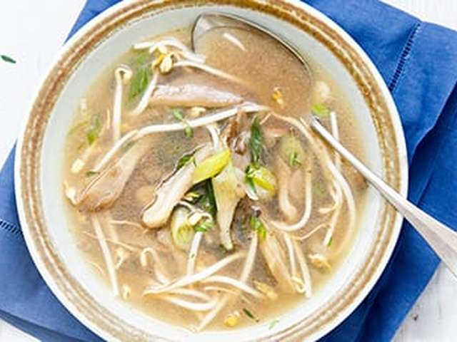 Foto Bouillon met oesterzwammen