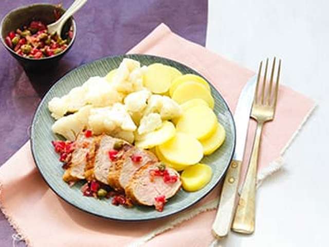 Foto Varkenshaasje met salsa van rode ui, bloemkool en aardappelen