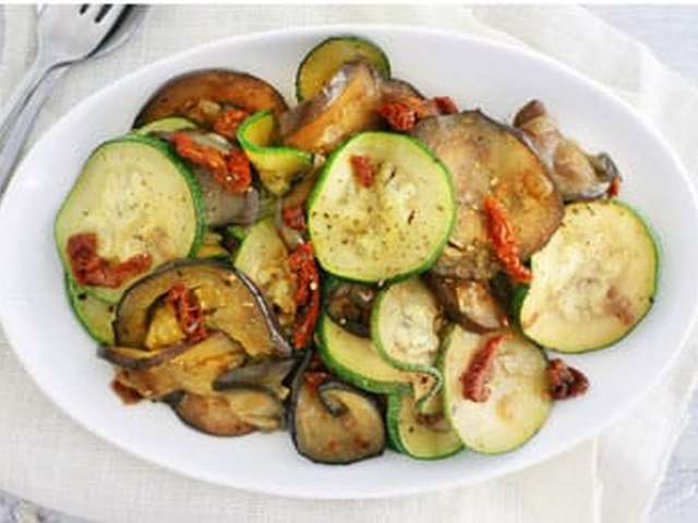 Foto Gebakken aubergine en courgette