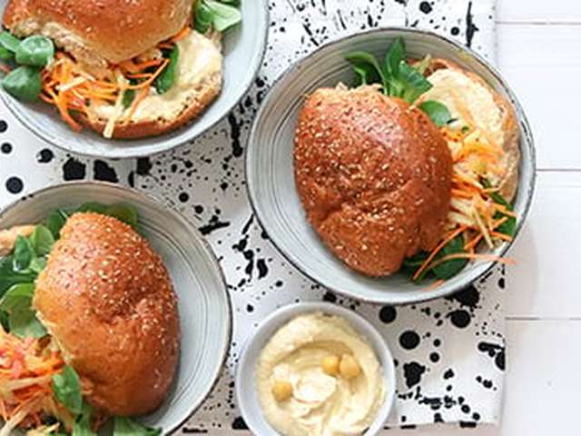 Foto Broodje hummus met wortel