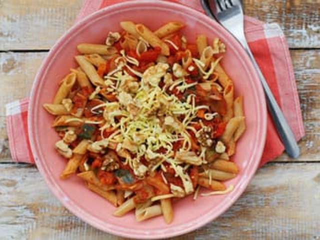 Foto Penne met groente en noten