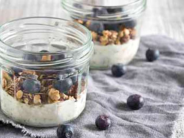 Foto Yoghurt met muesli en blauwe bessen