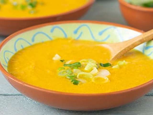 Foto Mexicaanse wortelsoep met gebakken lente-ui