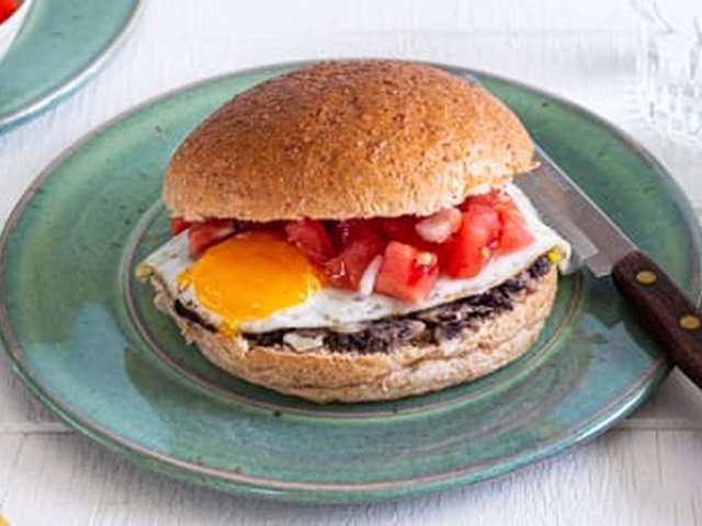 Foto Mexicaans broodje met ei en tomatensalsa