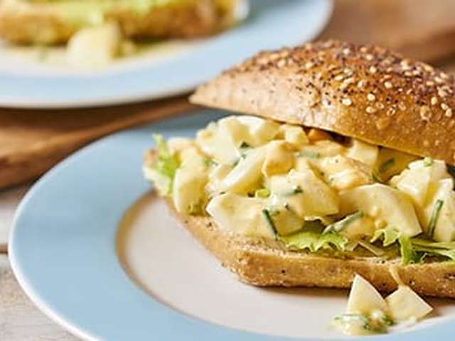 Foto Volkorenbol met eiersalade