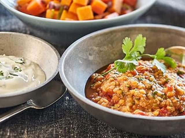Foto Dahl met zoete aardappel en korianderyoghurt