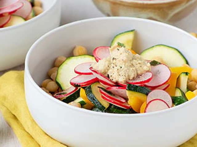 Foto Groentebowl met kikkererwten en hummus