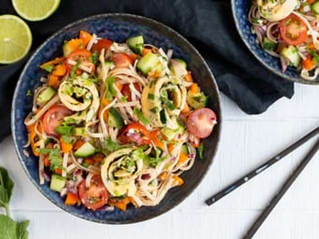 Foto Noedelsalade met omeletrolletjes