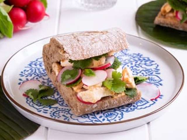 Foto Baguette met gebakken kip en shiracha