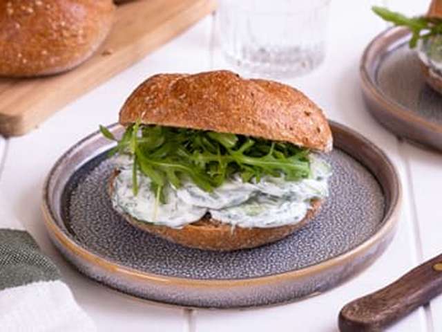 Foto Broodje komkommersalade