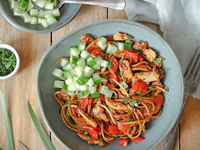 Foto Surinaamse bami met komkommer op zuur