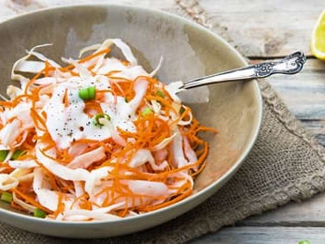 Foto Kool-wortelsalade met kip