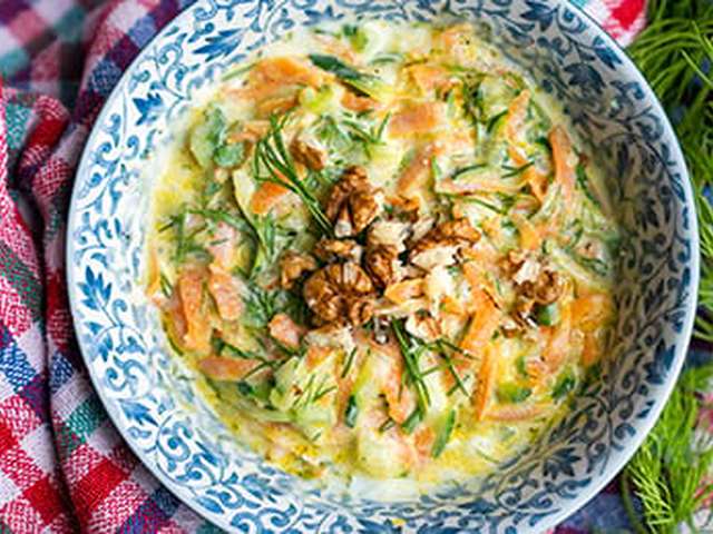 Foto Havuclu kabakli meze (Turkse yoghurtdip met courgette en wortel)