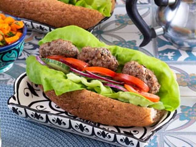 Foto Marokkaans broodje gehakt met wortelsalade