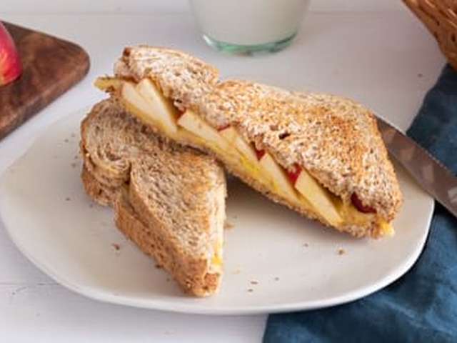 Foto Tosti met appel en mosterd