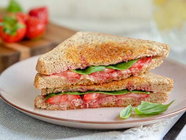 Foto Aardbeientosti met basilicum