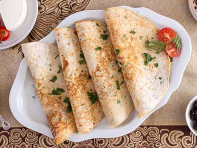 Foto Turkse hartige pannenkoeken (Kaygana)
