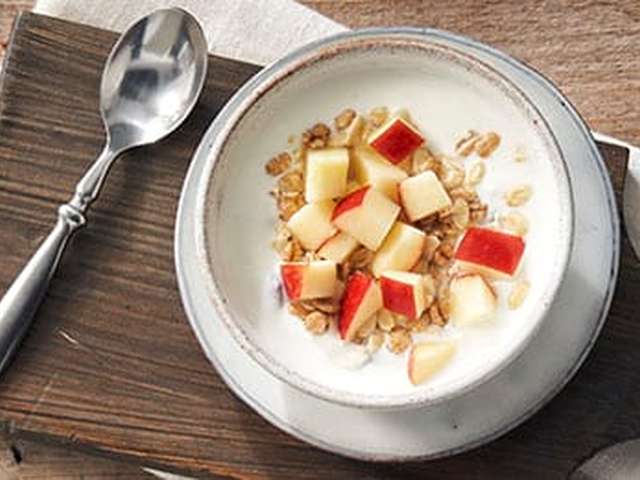 Foto Yoghurt met muesli, appel en rozijnen