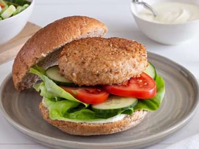Foto Krokante kipburger met honing-mosterdsaus