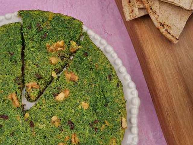 Foto Sandwich met Perzische kruidenfritatta (Kuku Sabzi)