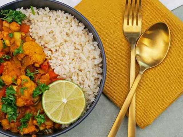 Foto Vegetarische curry met kikkererwten en restjes groenten