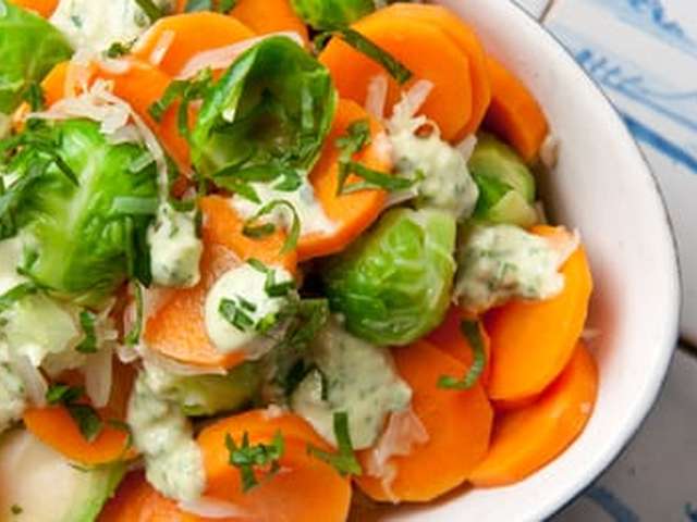Foto Gestoomde wintergroente met peterseliepesto