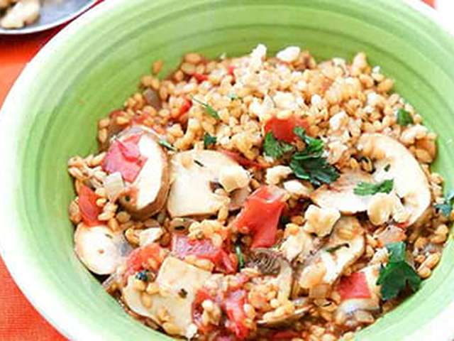 Foto Bulgur met champignons, tomaat en walnoten