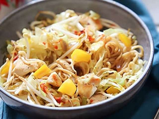 Foto Kip met noedels in de wok