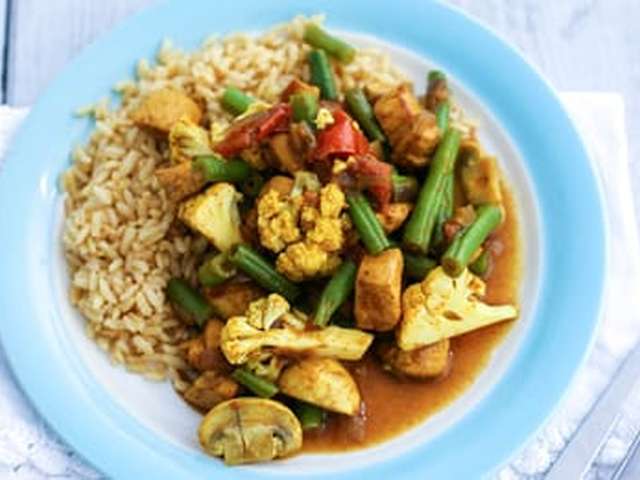 Foto Currykip met groente en rijst