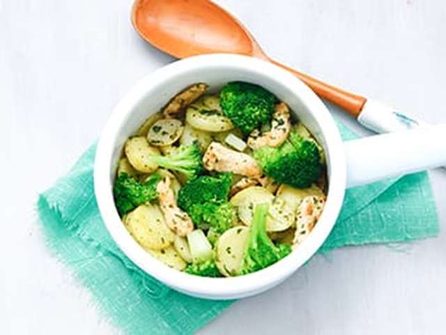 Foto Aardappelschotel met broccoli en kip