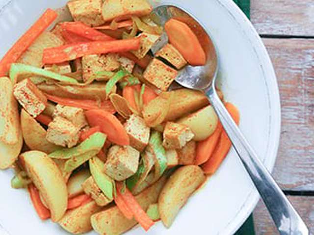 Foto Aardappelstoofschotel met kruidige tofu